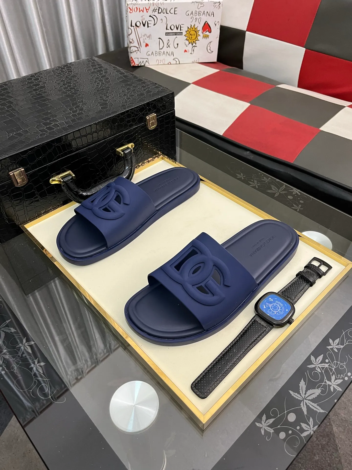 Men's Men's Shoes 💰300⌚️⌚️ (DG) The latest casual slippers are fashionable and versatile, and can add luster to various looks. Create an exquisite design with unique dynamic vitality and modern atmosphere, showing modern elegance. Size: 38-442️⃣Colors available